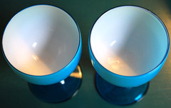 Set 2 Hand Blown COLONY ’13’ TURQUOISE/WHITE CASED GLASS Wine Goblets 4 3/8″