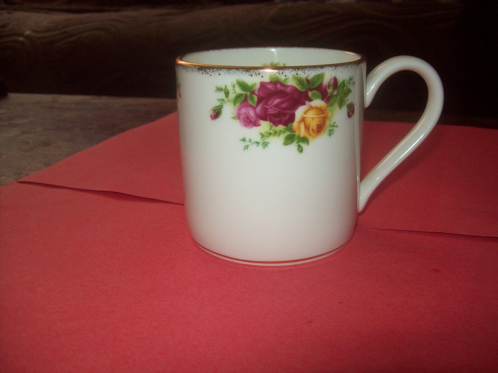 ROYAL ALBERT PORCELAIN COFFEE-TEA CUP OLD BOUNTRY ROSES ENGLAND